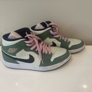 NIKE mid air Jordan’s